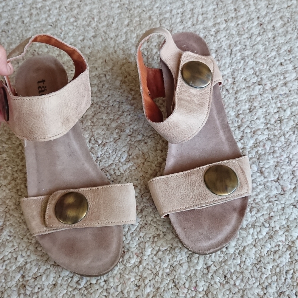 Taos Footwear the Carousel 3 Leather Ornamented Wedge Sandals size 8.5
